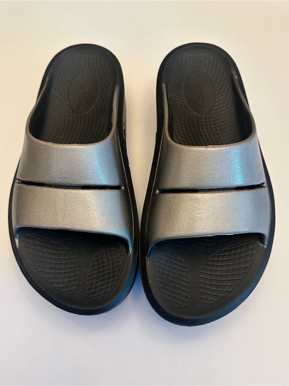 Oofos OOahh Luxe Latte Slides Sandals Womens 7 Black Metallic Slip On Recovery